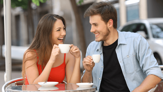 カフェでお茶するカップル