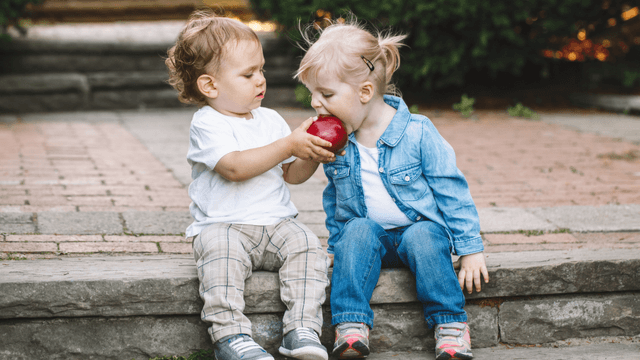 りんごを食べている女の子と男の子
